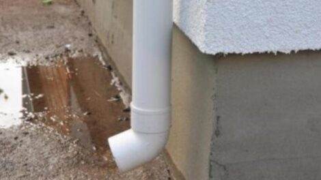 gouttières défectueuses sur la fondation de votre maison
