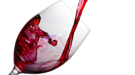 découvrez notre service de livraison de vin, qui vous permet de recevoir une sélection raffinée de vins directement chez vous. profitez d'un large choix de crus, des conseils d'experts et une livraison rapide et sécurisée. idéal pour toutes vos occasions spéciales ou simplement pour savourer un bon verre chez vous.