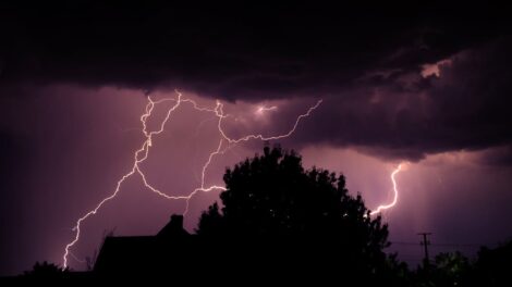 découvrez nos solutions efficaces de protection contre la foudre pour sécuriser vos biens et installations face aux risques d'impact électrique.