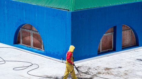 nettoyage de toiture à basse pression : méthode douce et efficace pour éliminer mousses, algues et saletés sans abîmer votre toit.