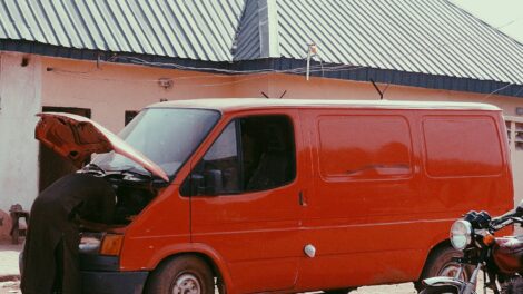 réparation de fuites de toiture rapide et efficace pour protéger votre maison des infiltrations d'eau et des dégâts.