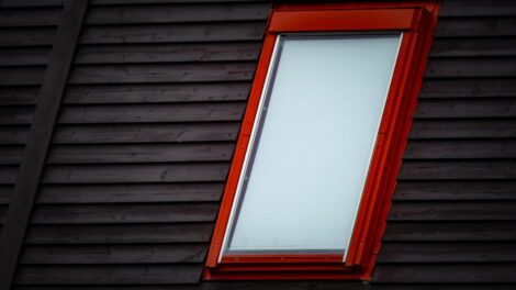 fenêtre de toit à double vitrage offrant isolation thermique et acoustique optimale pour un confort amélioré et des économies d'énergie.