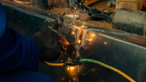 découvrez nos services professionnels de soudure de gouttières en zinc pour des réparations durables et une étanchéité optimale de vos installations.