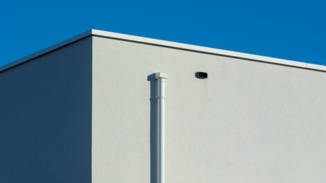 découvrez nos solutions de gouttières durables et esthétiques pour protéger efficacement votre maison des infiltrations d'eau.