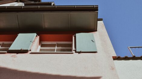 découvrez nos solutions de gouttières durables et efficaces pour protéger votre maison contre les eaux de pluie. installation, entretien et réparation de gouttières adaptées à tous types de toitures.