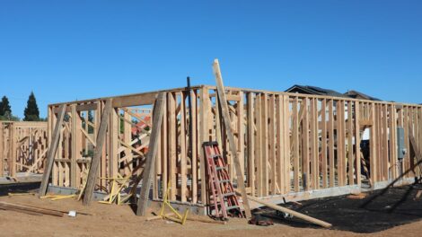 découvrez les étapes clés d'un projet de construction résidentielle, de la planification à la réalisation, pour réussir votre maison de rêve.