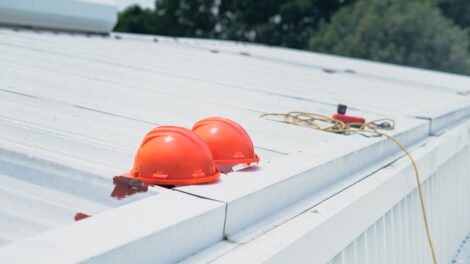 checklist de sécurité pour toiture : guide complet pour assurer la sécurité lors des travaux en hauteur sur les toits.