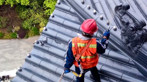 solutions professionnelles d'étanchéité de toiture pour protéger votre bâtiment contre les infiltrations d'eau et prolonger la durée de vie de votre toit.