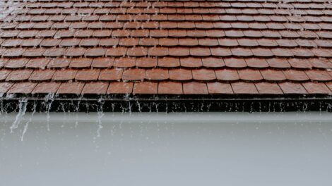 découvrez nos solutions professionnelles d'étanchéité de toit pour protéger votre maison contre les infiltrations d'eau et les intempéries.