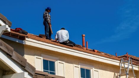 contrat d'entretien de toiture : assurez la durabilité et la protection de votre toit grâce à un entretien régulier et professionnel.
