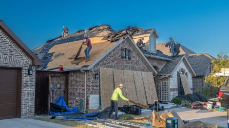 expert en toitures offrant des services professionnels de réparation, installation et entretien de toits pour assurer la protection et la durabilité de votre habitation.