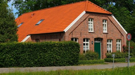 rénovation de toiture : améliorez la protection et l'esthétique de votre maison avec nos services experts en rénovation de toit.