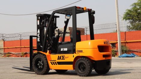 chariot élévateur tout-terrain robuste et performant, idéal pour les travaux sur terrains accidentés et difficiles, offrant puissance et maniabilité optimale.