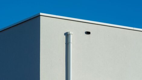 découvrez nos solutions de gouttières de qualité pour protéger efficacement votre maison contre les infiltrations d'eau et les dommages.