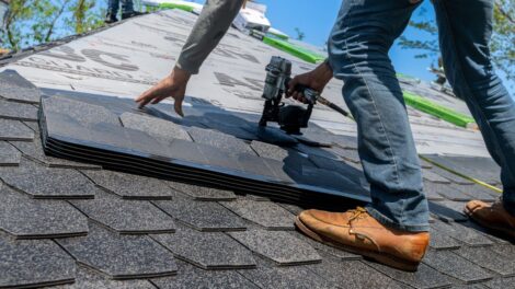 remplacement de faîtage de toiture : assurez l'étanchéité et la protection de votre toit grâce à un service professionnel et durable.