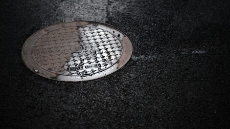 découvrez le coût moyen de la connexion au tout-à-l'égout par mètre linéaire, incluant les facteurs influençant le prix et des conseils pour optimiser votre budget.