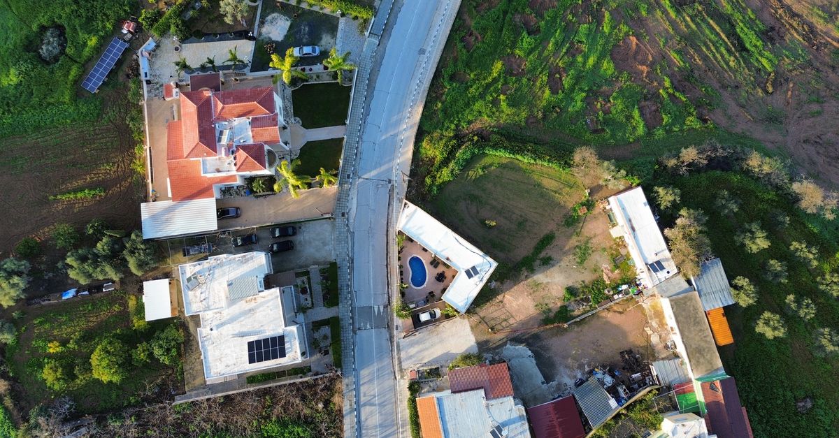 découvrez le cadastre solaire, un outil essentiel pour évaluer le potentiel d'ensoleillement de votre toit et optimiser l'installation de panneaux photovoltaïques.