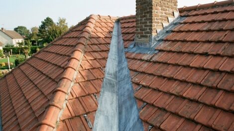 Zinguerie : le rôle décisif des solins et des noues de toiture